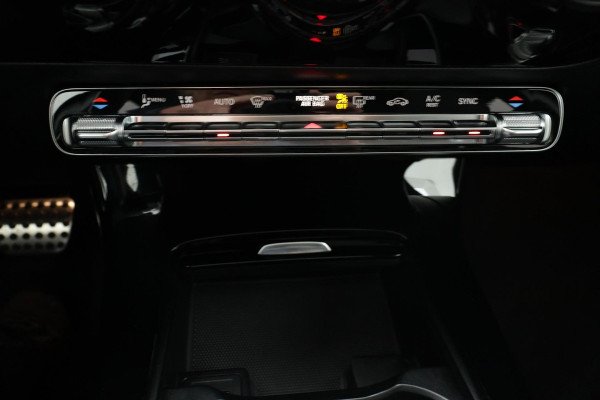Mercedes-Benz A-Klasse 180 Business Solution AMG Night Upgrade Automaat (PANORAMADAK, STOELVERWARMING, CAMERA, 1e EIGENAAR)