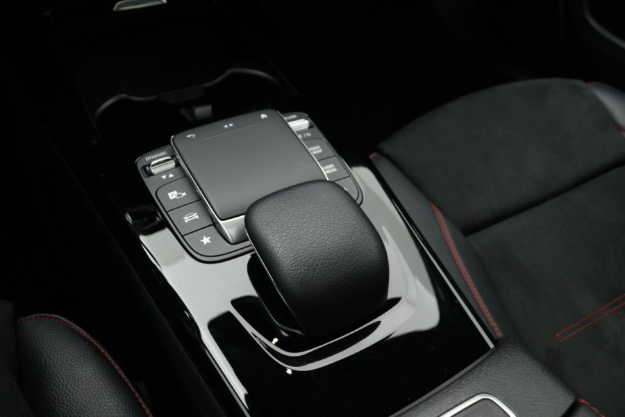 Mercedes-Benz A-Klasse 180 Business Solution AMG Night Upgrade Automaat (PANORAMADAK, STOELVERWARMING, CAMERA, 1e EIGENAAR)