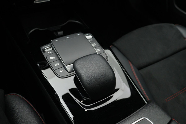 Mercedes-Benz A-Klasse 180 Business Solution AMG Night Upgrade Automaat (PANORAMADAK, STOELVERWARMING, CAMERA, 1e EIGENAAR)