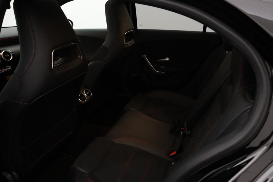 Mercedes-Benz A-Klasse 180 Business Solution AMG Night Upgrade Automaat (PANORAMADAK, STOELVERWARMING, CAMERA, 1e EIGENAAR)