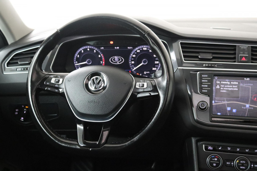 Volkswagen Tiguan 1.4 TSI ACT Highline (PANORAMADAK, PARKEERSENSOREN, TREKHAAK, CRUISE, NAVIGATIE, STOELVERWARMING, CAMERA)