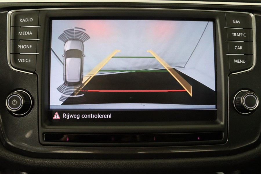 Volkswagen Tiguan 1.4 TSI ACT Highline (PANORAMADAK, PARKEERSENSOREN, TREKHAAK, CRUISE, NAVIGATIE, STOELVERWARMING, CAMERA)