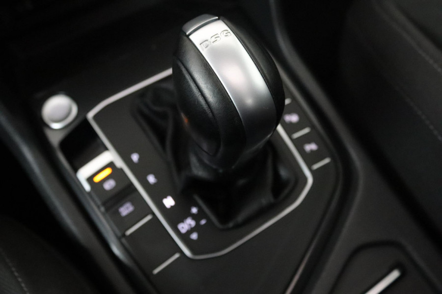 Volkswagen Tiguan 1.4 TSI ACT Highline (PANORAMADAK, PARKEERSENSOREN, TREKHAAK, CRUISE, NAVIGATIE, STOELVERWARMING, CAMERA)