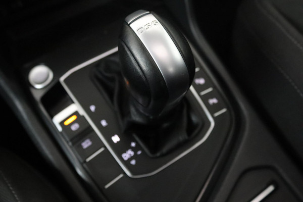 Volkswagen Tiguan 1.4 TSI ACT Highline (PANORAMADAK, PARKEERSENSOREN, TREKHAAK, CRUISE, NAVIGATIE, STOELVERWARMING, CAMERA)