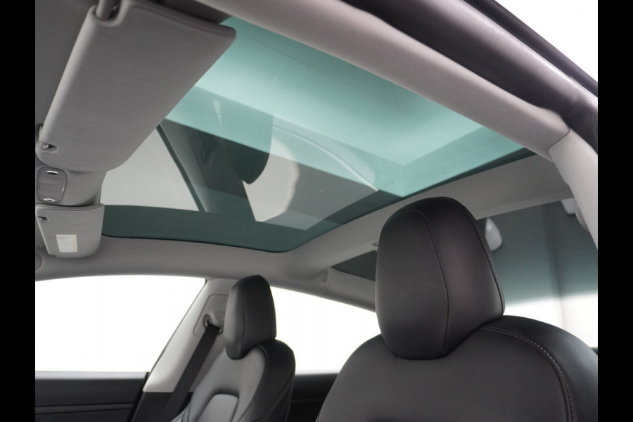Tesla Model 3 2020 RWD SR+ 60kWh 325PK FSD-3 Computer AutoPilot Leder PanoDak Adaptive-Cruise Lmv 18" Camera's Elektr.-Stuur+Stoelen+Spiegels+ Navi LED Comfortstoelen ACC DAB Voorverwarmen interieur en Keyless via App Origineel Nederlandse auto tot 11kw laden thuis! Garantie Accu en motor tot 18-03-2028/160.000km 1.584kg licht!