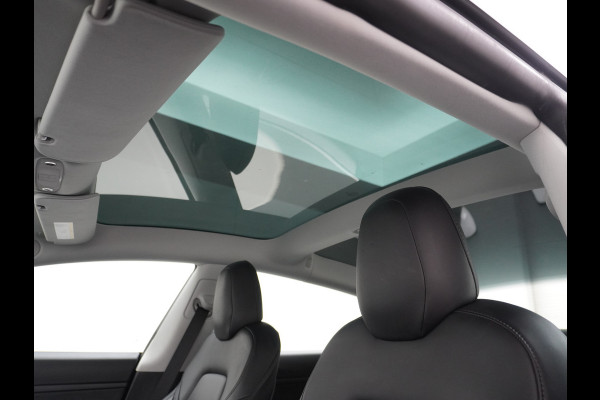 Tesla Model 3 2020 RWD SR+ 60kWh 325PK FSD-3 Computer AutoPilot Leder PanoDak Adaptive-Cruise Lmv 18" Camera's Elektr.-Stuur+Stoelen+Spiegels+ Navi LED Comfortstoelen ACC DAB Voorverwarmen interieur en Keyless via App Origineel Nederlandse auto tot 11kw laden thuis! Garantie Accu en motor tot 18-03-2028/160.000km 1.584kg licht!