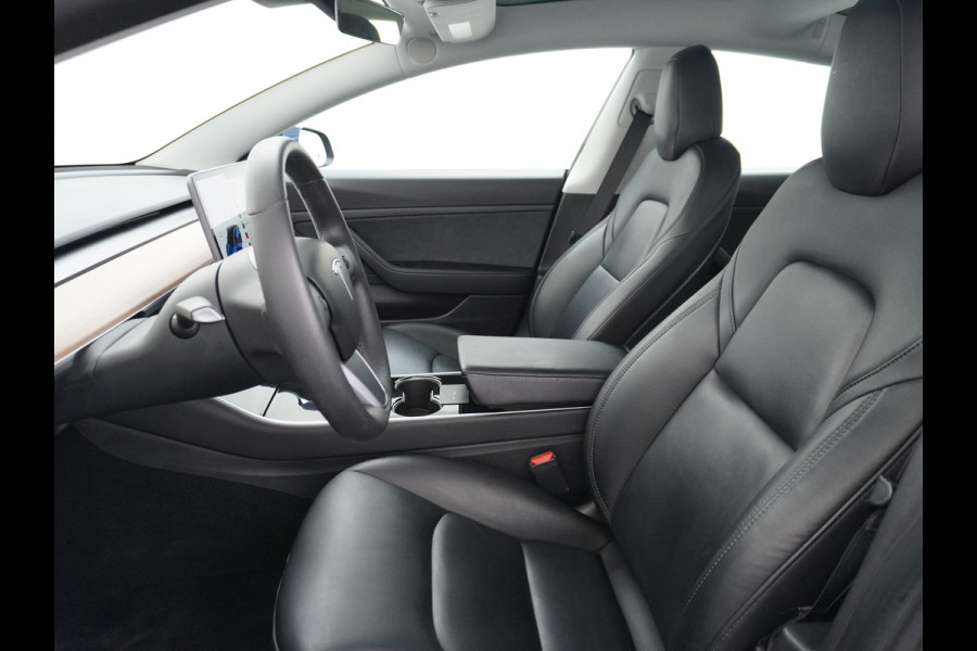Tesla Model 3 2020 RWD SR+ 60kWh 325PK FSD-3 Computer AutoPilot Leder PanoDak Adaptive-Cruise Lmv 18" Camera's Elektr.-Stuur+Stoelen+Spiegels+ Navi LED Comfortstoelen ACC DAB Voorverwarmen interieur en Keyless via App Origineel Nederlandse auto tot 11kw laden thuis! Garantie Accu en motor tot 18-03-2028/160.000km 1.584kg licht!