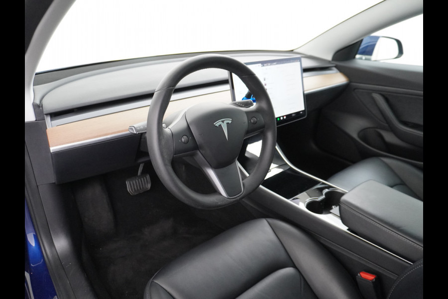 Tesla Model 3 2020 RWD SR+ 60kWh 325PK FSD-3 Computer AutoPilot Leder PanoDak Adaptive-Cruise Lmv 18" Camera's Elektr.-Stuur+Stoelen+Spiegels+ Navi LED Comfortstoelen ACC DAB Voorverwarmen interieur en Keyless via App Origineel Nederlandse auto tot 11kw laden thuis! Garantie Accu en motor tot 18-03-2028/160.000km 1.584kg licht!