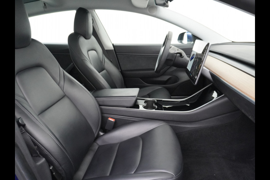 Tesla Model 3 2020 RWD SR+ 60kWh 325PK FSD-3 Computer AutoPilot Leder PanoDak Adaptive-Cruise Lmv 18" Camera's Elektr.-Stuur+Stoelen+Spiegels+ Navi LED Comfortstoelen ACC DAB Voorverwarmen interieur en Keyless via App Origineel Nederlandse auto tot 11kw laden thuis! Garantie Accu en motor tot 18-03-2028/160.000km 1.584kg licht!