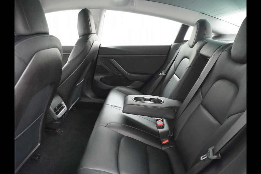 Tesla Model 3 2020 RWD SR+ 60kWh 325PK FSD-3 Computer AutoPilot Leder PanoDak Adaptive-Cruise Lmv 18" Camera's Elektr.-Stuur+Stoelen+Spiegels+ Navi LED Comfortstoelen ACC DAB Voorverwarmen interieur en Keyless via App Origineel Nederlandse auto tot 11kw laden thuis! Garantie Accu en motor tot 18-03-2028/160.000km 1.584kg licht!