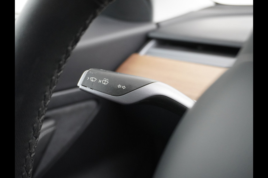 Tesla Model 3 2020 RWD SR+ 60kWh 325PK FSD-3 Computer AutoPilot Leder PanoDak Adaptive-Cruise Lmv 18" Camera's Elektr.-Stuur+Stoelen+Spiegels+ Navi LED Comfortstoelen ACC DAB Voorverwarmen interieur en Keyless via App Origineel Nederlandse auto tot 11kw laden thuis! Garantie Accu en motor tot 18-03-2028/160.000km 1.584kg licht!