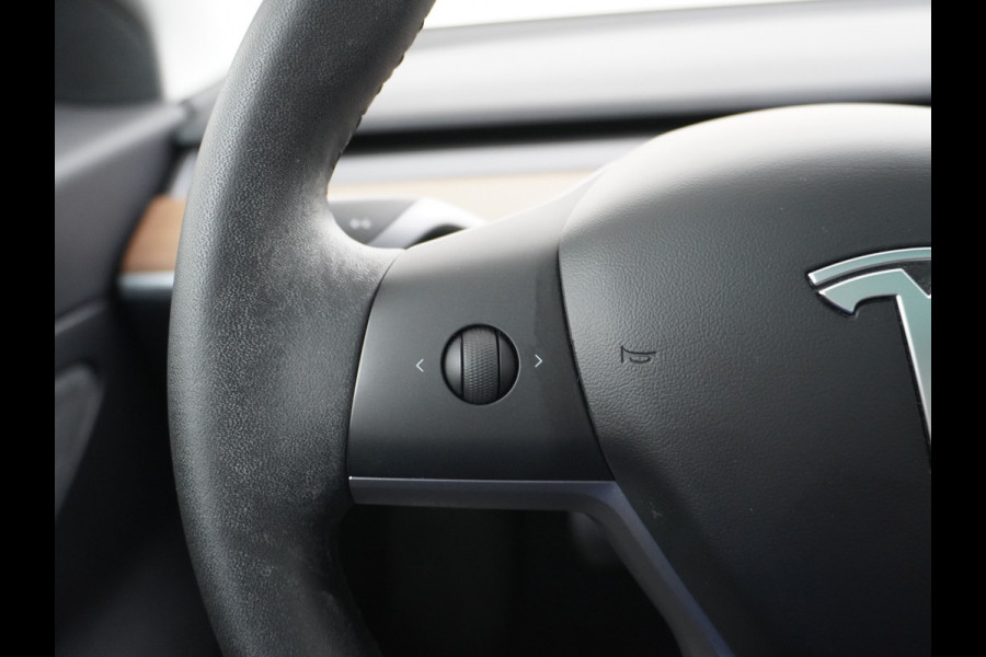 Tesla Model 3 2020 RWD SR+ 60kWh 325PK FSD-3 Computer AutoPilot Leder PanoDak Adaptive-Cruise Lmv 18" Camera's Elektr.-Stuur+Stoelen+Spiegels+ Navi LED Comfortstoelen ACC DAB Voorverwarmen interieur en Keyless via App Origineel Nederlandse auto tot 11kw laden thuis! Garantie Accu en motor tot 18-03-2028/160.000km 1.584kg licht!