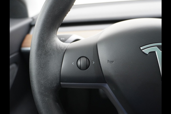 Tesla Model 3 2020 RWD SR+ 60kWh 325PK FSD-3 Computer AutoPilot Leder PanoDak Adaptive-Cruise Lmv 18" Camera's Elektr.-Stuur+Stoelen+Spiegels+ Navi LED Comfortstoelen ACC DAB Voorverwarmen interieur en Keyless via App Origineel Nederlandse auto tot 11kw laden thuis! Garantie Accu en motor tot 18-03-2028/160.000km 1.584kg licht!