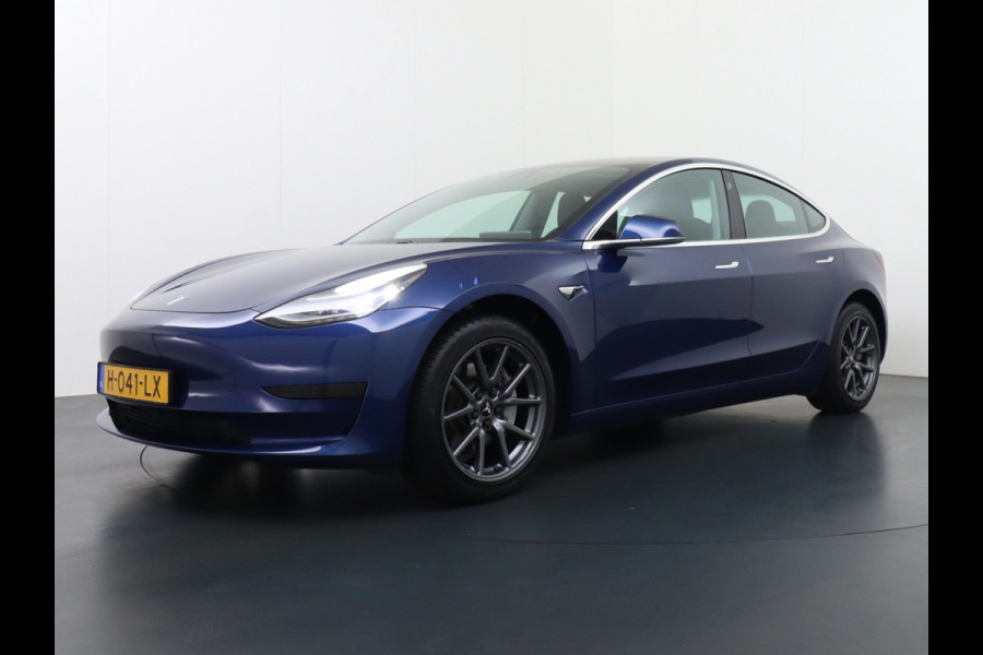 Tesla Model 3 2020 RWD SR+ 60kWh 325PK FSD-3 Computer AutoPilot Leder PanoDak Adaptive-Cruise Lmv 18" Camera's Elektr.-Stuur+Stoelen+Spiegels+ Navi LED Comfortstoelen ACC DAB Voorverwarmen interieur en Keyless via App Origineel Nederlandse auto tot 11kw laden thuis! Garantie Accu en motor tot 18-03-2028/160.000km 1.584kg licht!