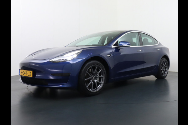 Tesla Model 3 2020 RWD SR+ 60kWh 325PK FSD-3 Computer AutoPilot Leder PanoDak Adaptive-Cruise Lmv 18" Camera's Elektr.-Stuur+Stoelen+Spiegels+ Navi LED Comfortstoelen ACC DAB Voorverwarmen interieur en Keyless via App Origineel Nederlandse auto tot 11kw laden thuis! Garantie Accu en motor tot 18-03-2028/160.000km 1.584kg licht!