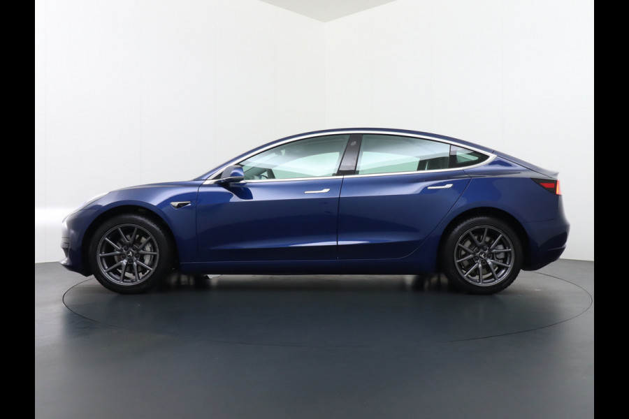 Tesla Model 3 2020 RWD SR+ 60kWh 325PK FSD-3 Computer AutoPilot Leder PanoDak Adaptive-Cruise Lmv 18" Camera's Elektr.-Stuur+Stoelen+Spiegels+ Navi LED Comfortstoelen ACC DAB Voorverwarmen interieur en Keyless via App Origineel Nederlandse auto tot 11kw laden thuis! Garantie Accu en motor tot 18-03-2028/160.000km 1.584kg licht!
