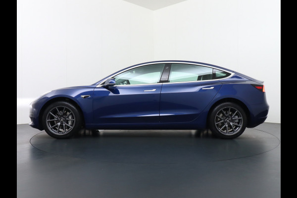 Tesla Model 3 2020 RWD SR+ 60kWh 325PK FSD-3 Computer AutoPilot Leder PanoDak Adaptive-Cruise Lmv 18" Camera's Elektr.-Stuur+Stoelen+Spiegels+ Navi LED Comfortstoelen ACC DAB Voorverwarmen interieur en Keyless via App Origineel Nederlandse auto tot 11kw laden thuis! Garantie Accu en motor tot 18-03-2028/160.000km 1.584kg licht!