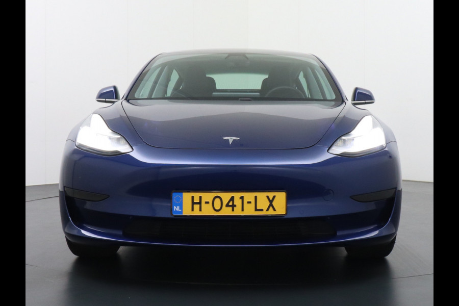 Tesla Model 3 2020 RWD SR+ 60kWh 325PK FSD-3 Computer AutoPilot Leder PanoDak Adaptive-Cruise Lmv 18" Camera's Elektr.-Stuur+Stoelen+Spiegels+ Navi LED Comfortstoelen ACC DAB Voorverwarmen interieur en Keyless via App Origineel Nederlandse auto tot 11kw laden thuis! Garantie Accu en motor tot 18-03-2028/160.000km 1.584kg licht!