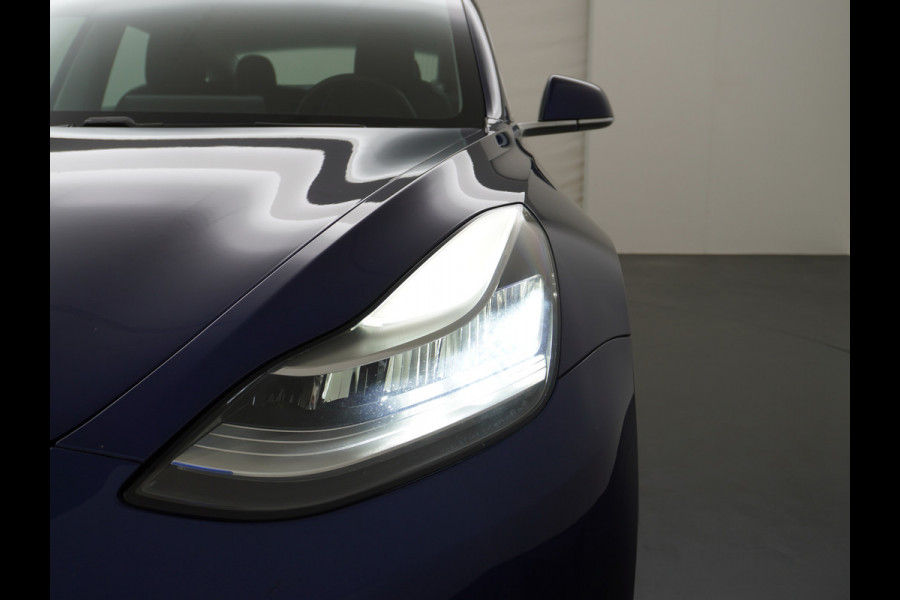 Tesla Model 3 2020 RWD SR+ 60kWh 325PK FSD-3 Computer AutoPilot Leder PanoDak Adaptive-Cruise Lmv 18" Camera's Elektr.-Stuur+Stoelen+Spiegels+ Navi LED Comfortstoelen ACC DAB Voorverwarmen interieur en Keyless via App Origineel Nederlandse auto tot 11kw laden thuis! Garantie Accu en motor tot 18-03-2028/160.000km 1.584kg licht!