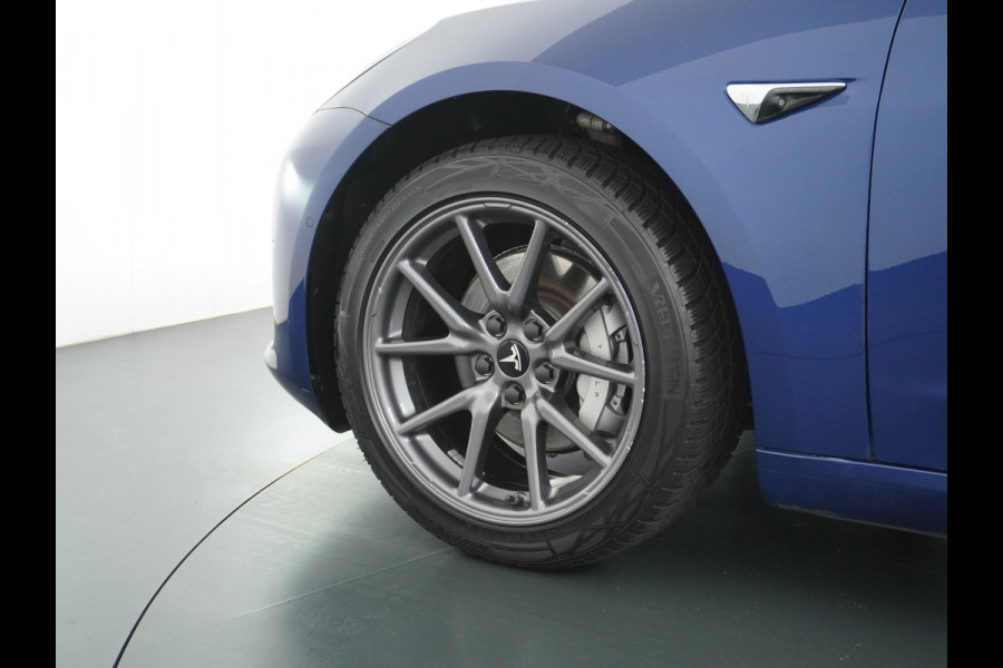 Tesla Model 3 2020 RWD SR+ 60kWh 325PK FSD-3 Computer AutoPilot Leder PanoDak Adaptive-Cruise Lmv 18" Camera's Elektr.-Stuur+Stoelen+Spiegels+ Navi LED Comfortstoelen ACC DAB Voorverwarmen interieur en Keyless via App Origineel Nederlandse auto tot 11kw laden thuis! Garantie Accu en motor tot 18-03-2028/160.000km 1.584kg licht!