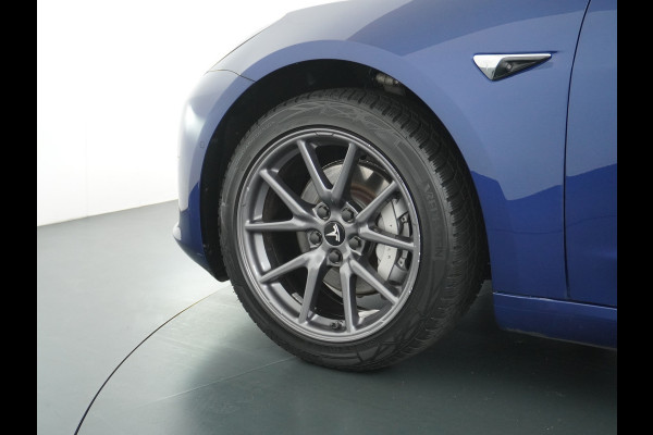 Tesla Model 3 2020 RWD SR+ 60kWh 325PK FSD-3 Computer AutoPilot Leder PanoDak Adaptive-Cruise Lmv 18" Camera's Elektr.-Stuur+Stoelen+Spiegels+ Navi LED Comfortstoelen ACC DAB Voorverwarmen interieur en Keyless via App Origineel Nederlandse auto tot 11kw laden thuis! Garantie Accu en motor tot 18-03-2028/160.000km 1.584kg licht!