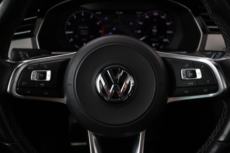 Volkswagen Passat 1.5 TSI R Line | Panoramadak | Nappaleder | Stoelverwarming | Camera | Keyless | Trekhaak | Adaptive cruise | Carplay | LED Plus | Carplay