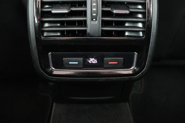 Volkswagen Passat 1.5 TSI R Line | Panoramadak | Nappaleder | Stoelverwarming | Camera | Keyless | Trekhaak | Adaptive cruise | Carplay | LED Plus | Carplay
