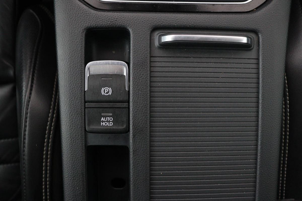 Volkswagen Passat 1.5 TSI R Line | Panoramadak | Nappaleder | Stoelverwarming | Camera | Keyless | Trekhaak | Adaptive cruise | Carplay | LED Plus | Carplay