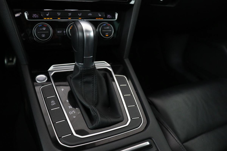 Volkswagen Passat 1.5 TSI R Line | Panoramadak | Nappaleder | Stoelverwarming | Camera | Keyless | Trekhaak | Adaptive cruise | Carplay | LED Plus | Carplay