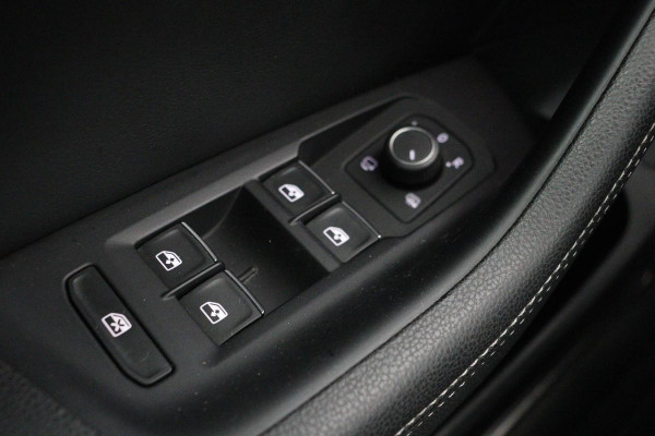 Volkswagen Passat 1.5 TSI R Line | Panoramadak | Nappaleder | Stoelverwarming | Camera | Keyless | Trekhaak | Adaptive cruise | Carplay | LED Plus | Carplay