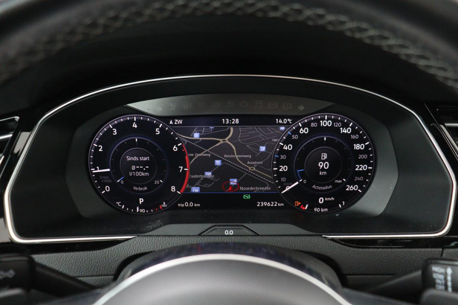 Volkswagen Passat 1.5 TSI R Line | Panoramadak | Nappaleder | Stoelverwarming | Camera | Keyless | Trekhaak | Adaptive cruise | Carplay | LED Plus | Carplay