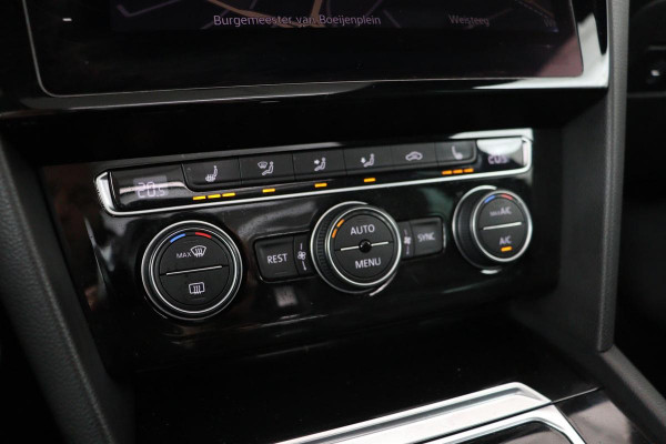 Volkswagen Passat 1.5 TSI R Line | Panoramadak | Nappaleder | Stoelverwarming | Camera | Keyless | Trekhaak | Adaptive cruise | Carplay | LED Plus | Carplay