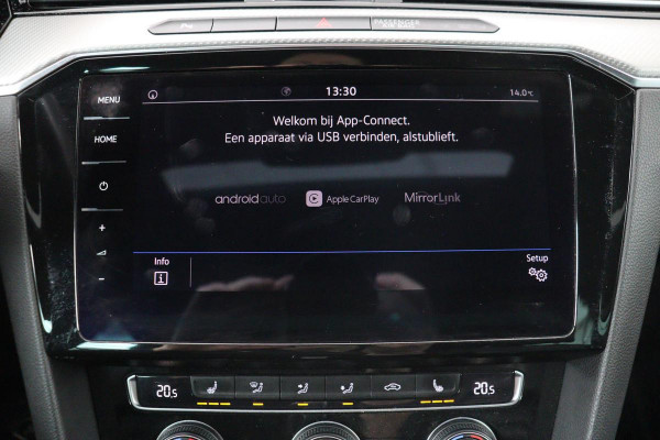 Volkswagen Passat 1.5 TSI R Line | Panoramadak | Nappaleder | Stoelverwarming | Camera | Keyless | Trekhaak | Adaptive cruise | Carplay | LED Plus | Carplay