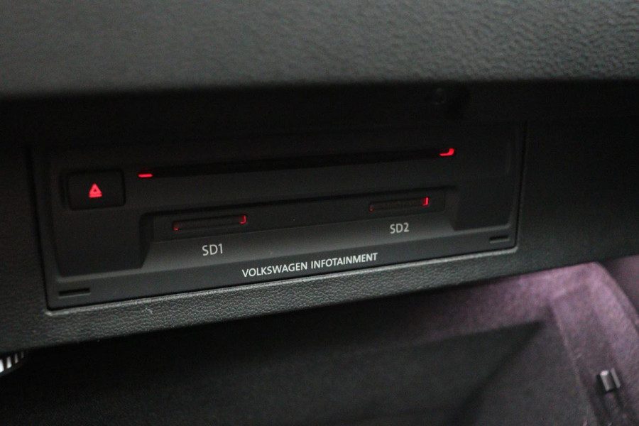 Volkswagen Passat 1.5 TSI R Line | Panoramadak | Nappaleder | Stoelverwarming | Camera | Keyless | Trekhaak | Adaptive cruise | Carplay | LED Plus | Carplay