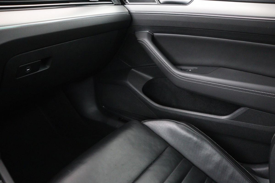 Volkswagen Passat 1.5 TSI R Line | Panoramadak | Nappaleder | Stoelverwarming | Camera | Keyless | Trekhaak | Adaptive cruise | Carplay | LED Plus | Carplay