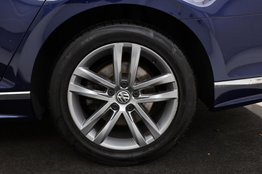 Volkswagen Passat 1.5 TSI R Line | Panoramadak | Nappaleder | Stoelverwarming | Camera | Keyless | Trekhaak | Adaptive cruise | Carplay | LED Plus | Carplay