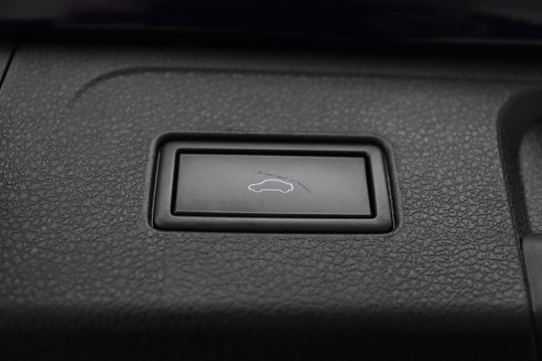 Volkswagen Passat 1.5 TSI R Line | Panoramadak | Nappaleder | Stoelverwarming | Camera | Keyless | Trekhaak | Adaptive cruise | Carplay | LED Plus | Carplay