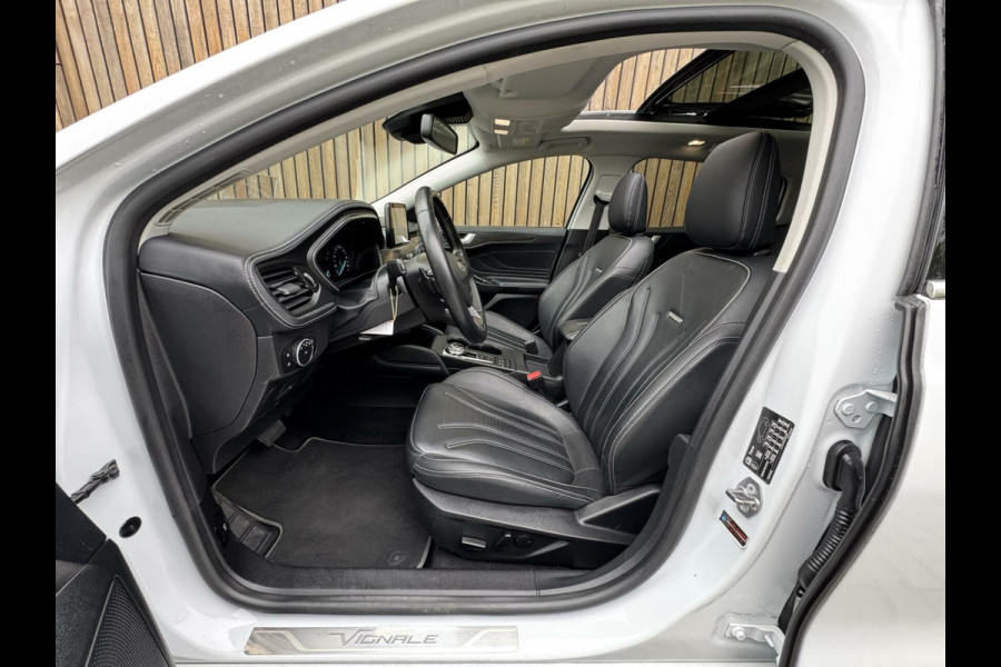 Ford FOCUS Wagon 1.5 EcoBoost Vignale Automaat | Panoramadak | Lederen bekleding | Stoel en- Stuurwielverwarming | Head-up display | Achteruitrij