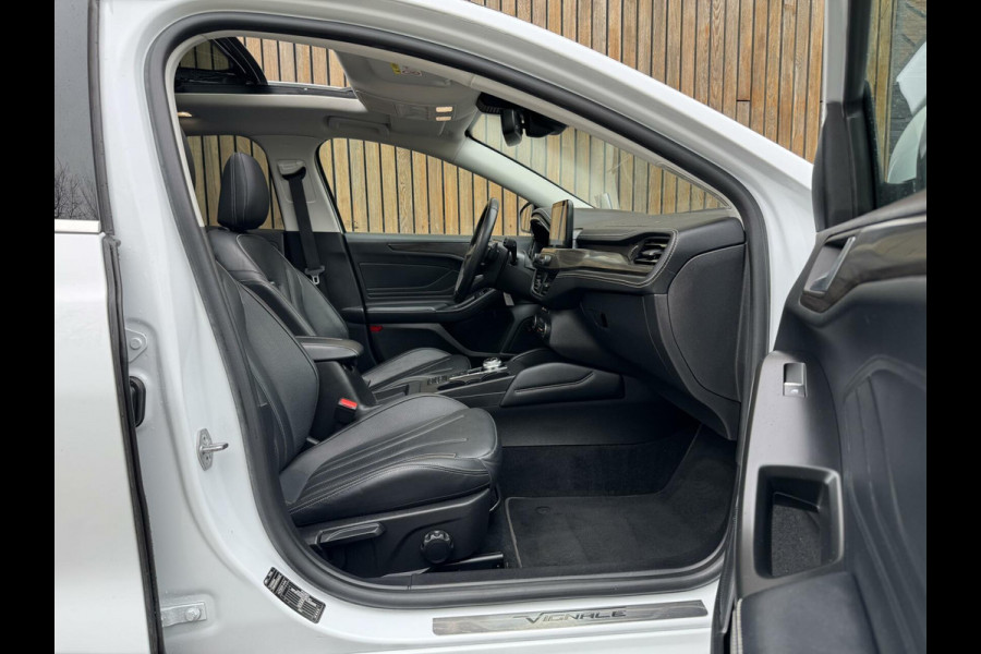Ford FOCUS Wagon 1.5 EcoBoost Vignale Automaat | Panoramadak | Lederen bekleding | Stoel en- Stuurwielverwarming | Head-up display | Achteruitrij