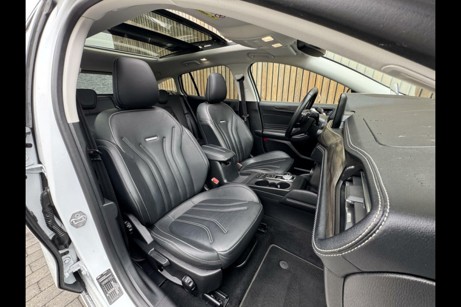 Ford FOCUS Wagon 1.5 EcoBoost Vignale Automaat | Panoramadak | Lederen bekleding | Stoel en- Stuurwielverwarming | Head-up display | Achteruitrij