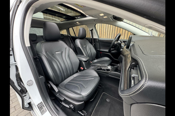 Ford FOCUS Wagon 1.5 EcoBoost Vignale Automaat | Panoramadak | Lederen bekleding | Stoel en- Stuurwielverwarming | Head-up display | Achteruitrij