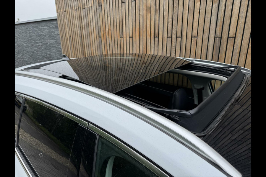 Ford FOCUS Wagon 1.5 EcoBoost Vignale Automaat | Panoramadak | Lederen bekleding | Stoel en- Stuurwielverwarming | Head-up display | Achteruitrij