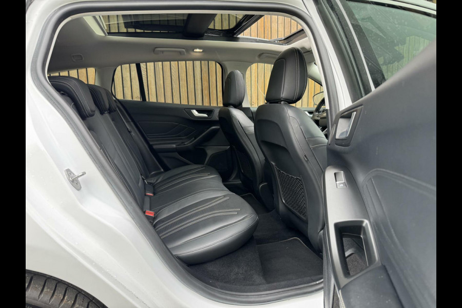 Ford FOCUS Wagon 1.5 EcoBoost Vignale Automaat | Panoramadak | Lederen bekleding | Stoel en- Stuurwielverwarming | Head-up display | Achteruitrij
