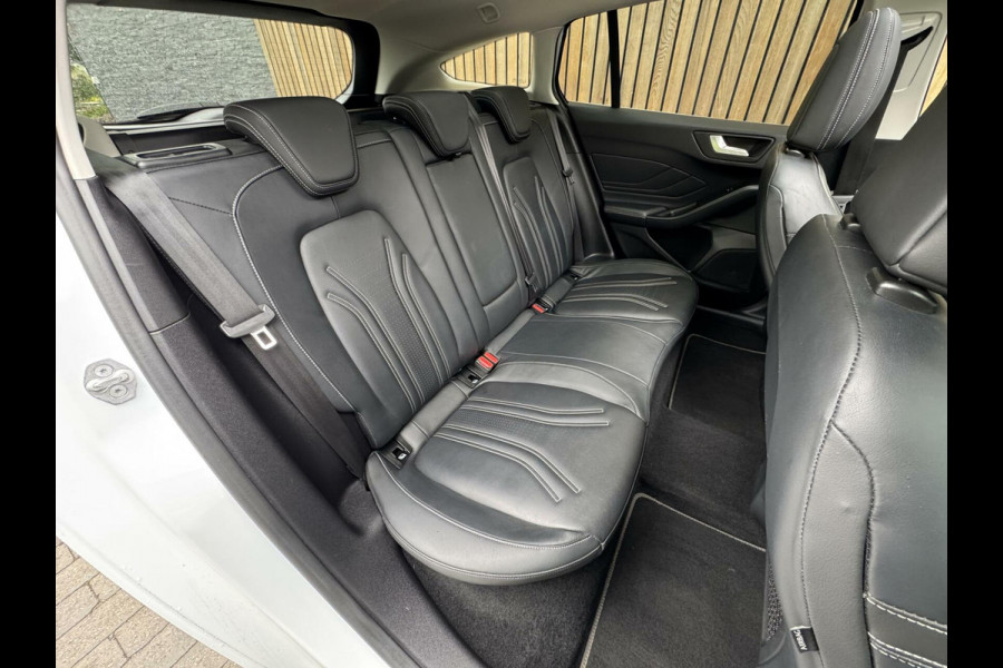 Ford FOCUS Wagon 1.5 EcoBoost Vignale Automaat | Panoramadak | Lederen bekleding | Stoel en- Stuurwielverwarming | Head-up display | Achteruitrij