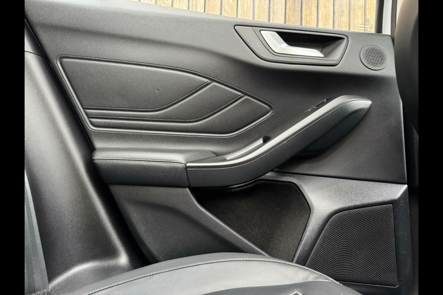 Ford FOCUS Wagon 1.5 EcoBoost Vignale Automaat | Panoramadak | Lederen bekleding | Stoel en- Stuurwielverwarming | Head-up display | Achteruitrij