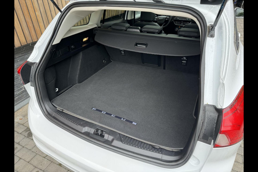 Ford FOCUS Wagon 1.5 EcoBoost Vignale Automaat | Panoramadak | Lederen bekleding | Stoel en- Stuurwielverwarming | Head-up display | Achteruitrij