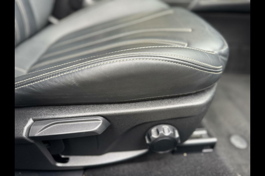 Ford FOCUS Wagon 1.5 EcoBoost Vignale Automaat | Panoramadak | Lederen bekleding | Stoel en- Stuurwielverwarming | Head-up display | Achteruitrij