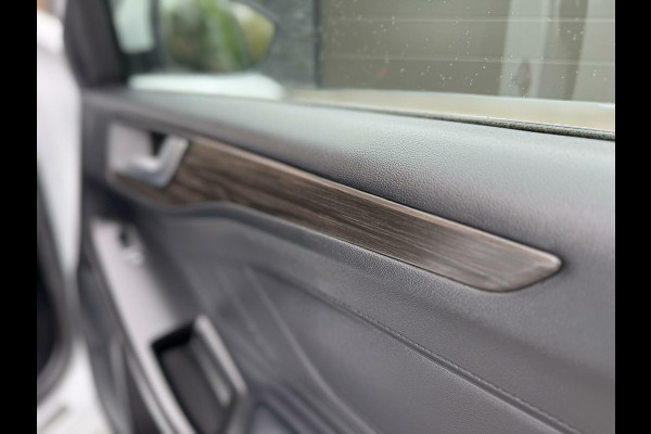 Ford FOCUS Wagon 1.5 EcoBoost Vignale Automaat | Panoramadak | Lederen bekleding | Stoel en- Stuurwielverwarming | Head-up display | Achteruitrij