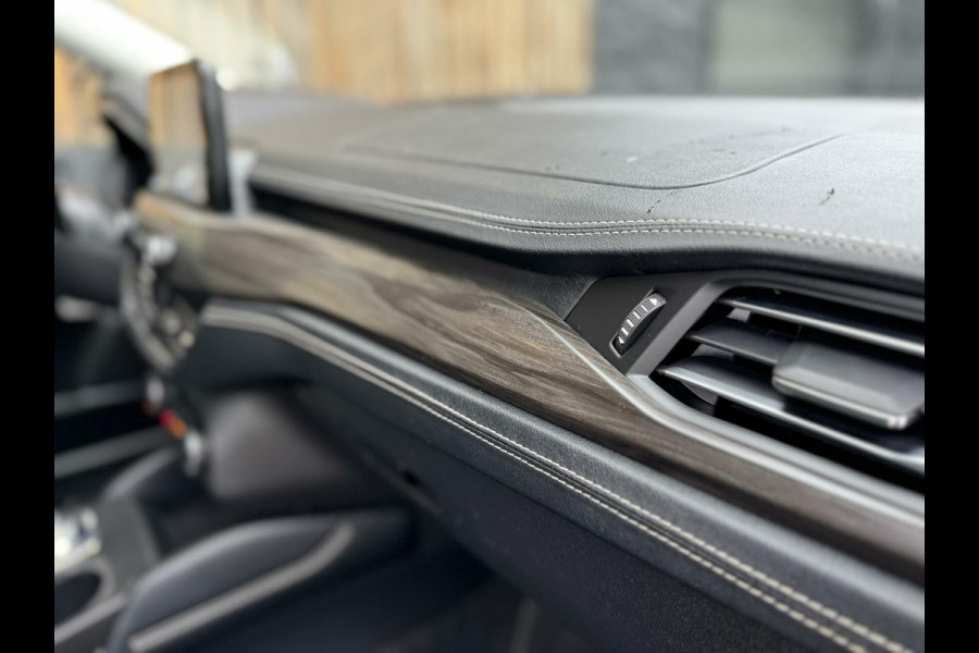 Ford FOCUS Wagon 1.5 EcoBoost Vignale Automaat | Panoramadak | Lederen bekleding | Stoel en- Stuurwielverwarming | Head-up display | Achteruitrij