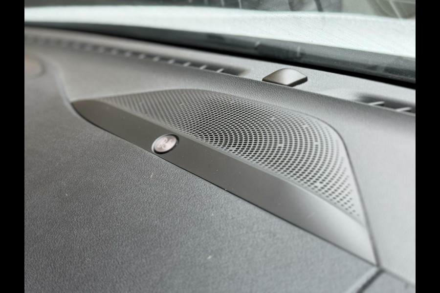 Ford FOCUS Wagon 1.5 EcoBoost Vignale Automaat | Panoramadak | Lederen bekleding | Stoel en- Stuurwielverwarming | Head-up display | Achteruitrij
